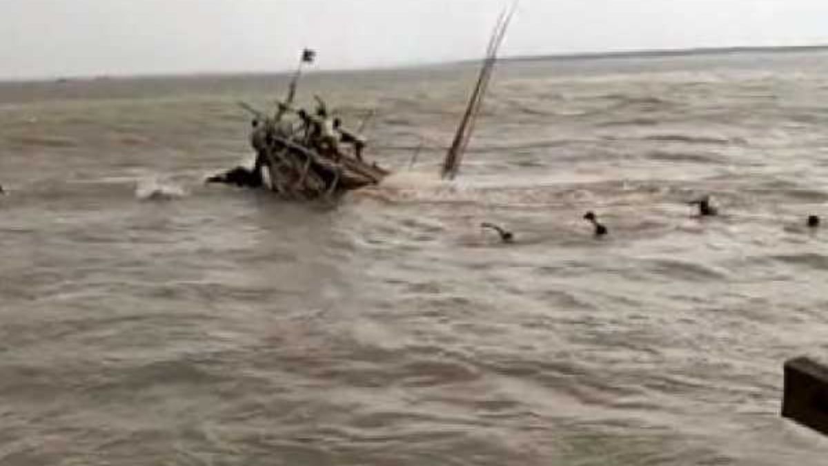 Major Boat Accident in Patna: Sand-Laden Vessel Sinks in 15 Seconds, Two Workers Missing