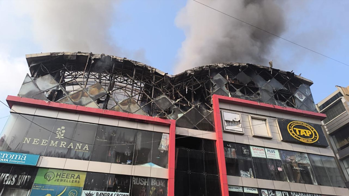 Massive Fire at Croma Showroom in Mumbai’s Bandra, Brought Under Control in 1.5 Hours