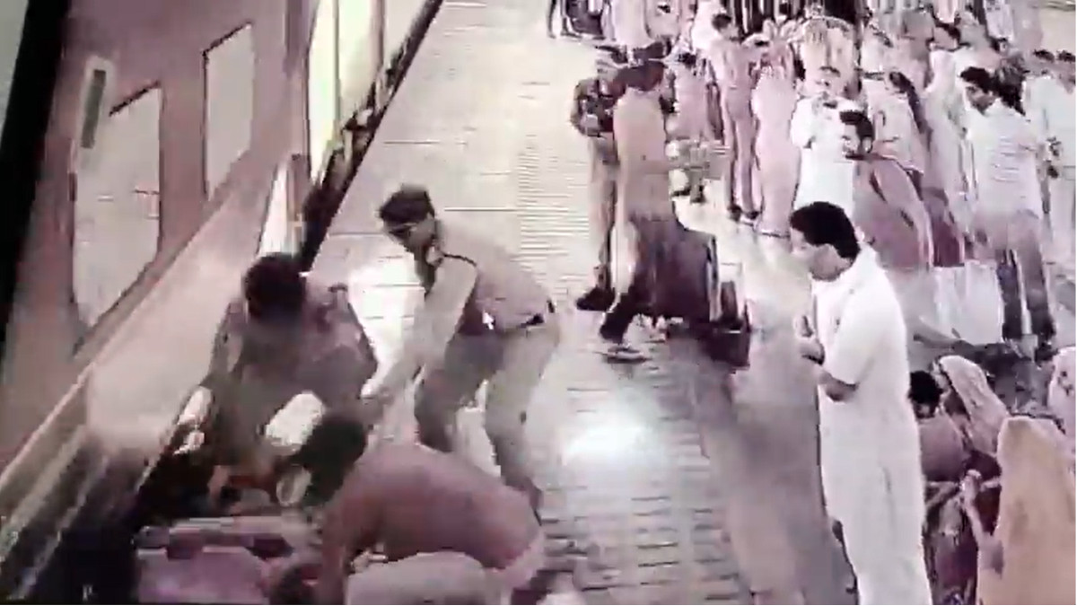 Ujjain: Girl Jumps from Moving Train, Alert Policemen Save Her Life