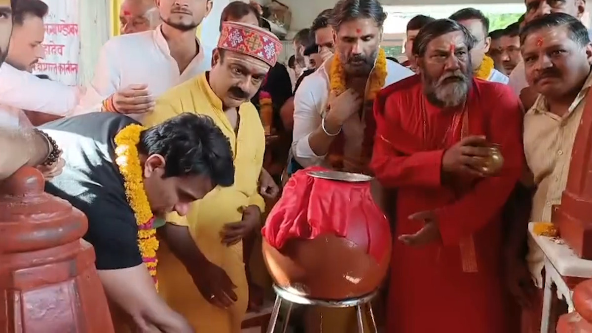 Bollywood Stars in Datia: Suniel Shetty and Sonu Sood Offer Prayers at Maa Pitambara Temple