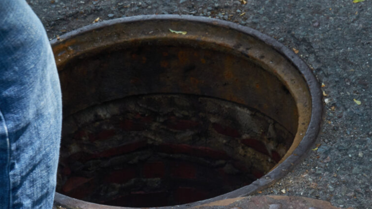 Brave Youth Saves Child from Deep Drain in Mumbai, Loses His Own Life