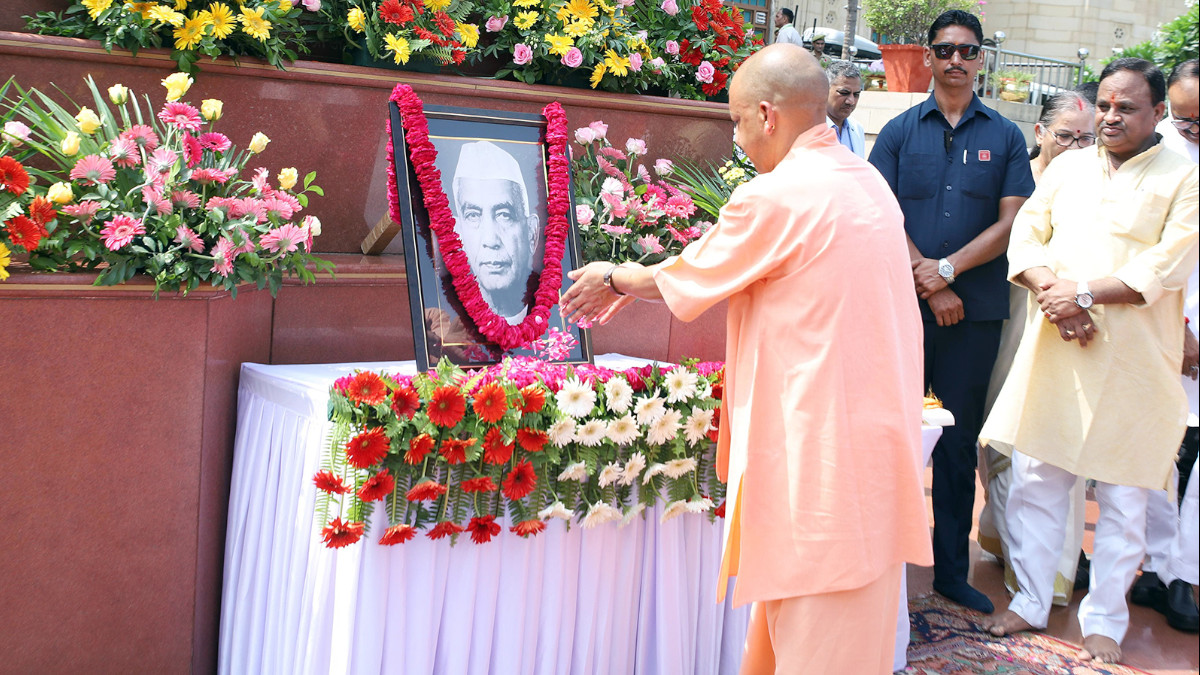 CM Yogi Pays Tribute to Chaudhary Charan Singh on His Death Anniversary