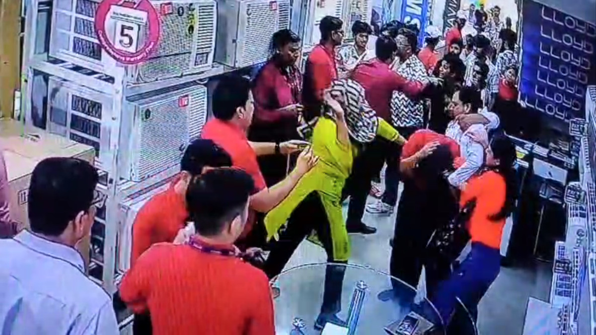 Delhi: Customer Assaults Showroom Staff Over Faulty AC, Incident Caught on CCTV
