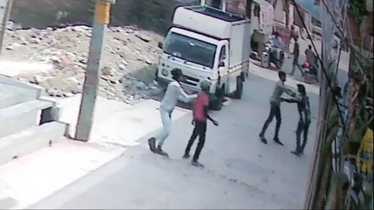 Delhi: Minor Stabbed to Death in Burari, CCTV Reveals Onlookers Did Nothing