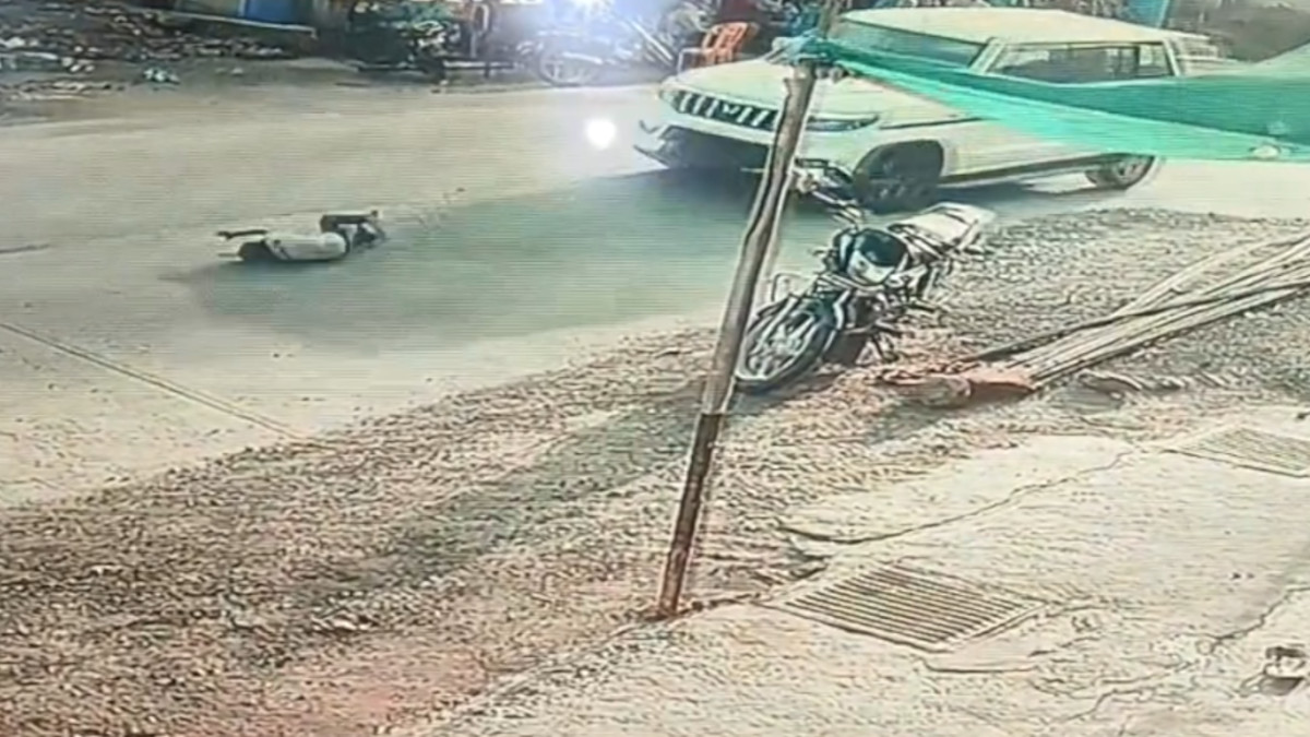 Major Mishap Averted in Dhar: Child Hit by Bolero Survives Unharmed, Miracle Caught on CCTV