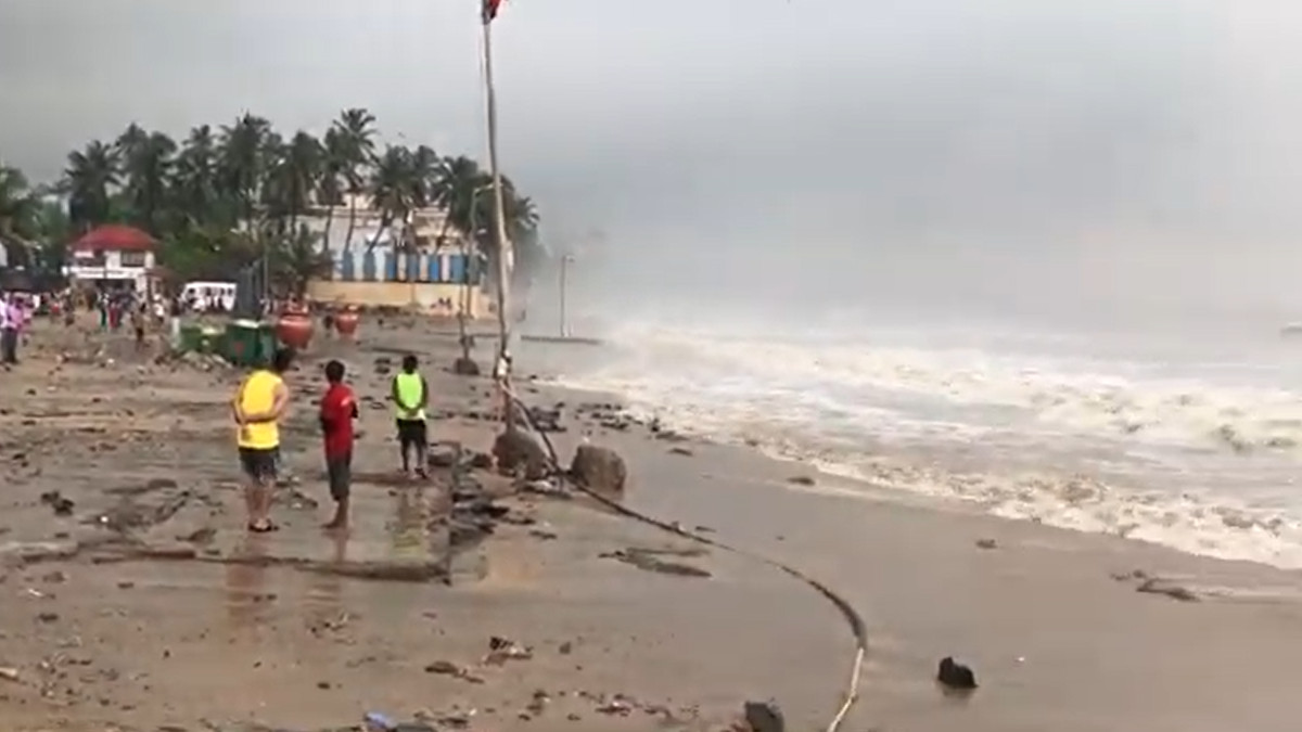 Mumbai: Arabian Sea Unleashes Fury Before High Tide, Juhu Beach Emptied Due to High Waves