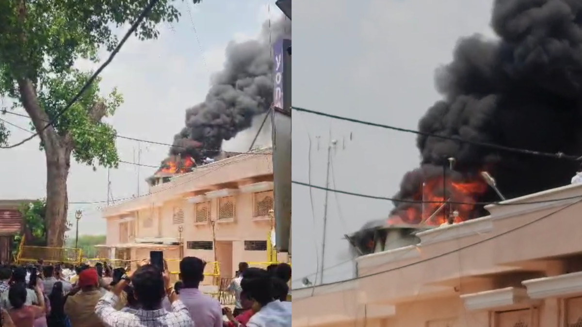 Ujjain: Massive Fire Near Gate No. 1 of Mahakal Temple, Fire Tenders Rushed to Spot
