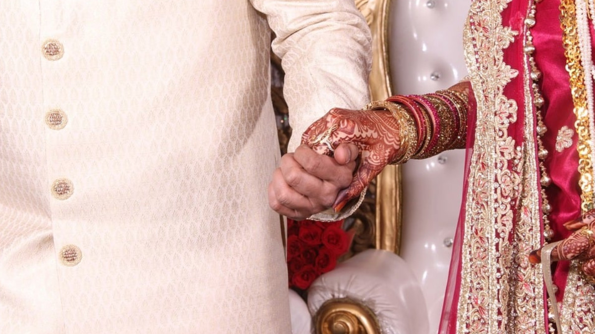 74-Year-Old Betrayed: Woman Marries for Money, Steals Car and ₹25 Lakh Cash, Evicts Him
