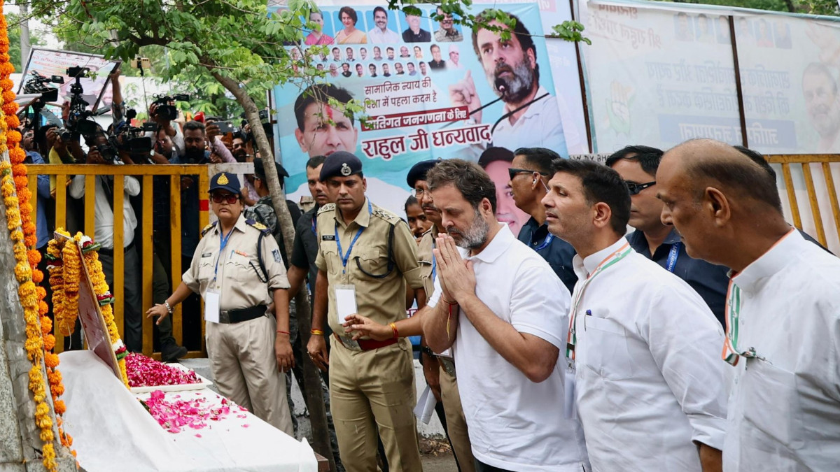 Controversy in Bhopal: BJP Slams Rahul Gandhi for Paying Tribute with Shoes On