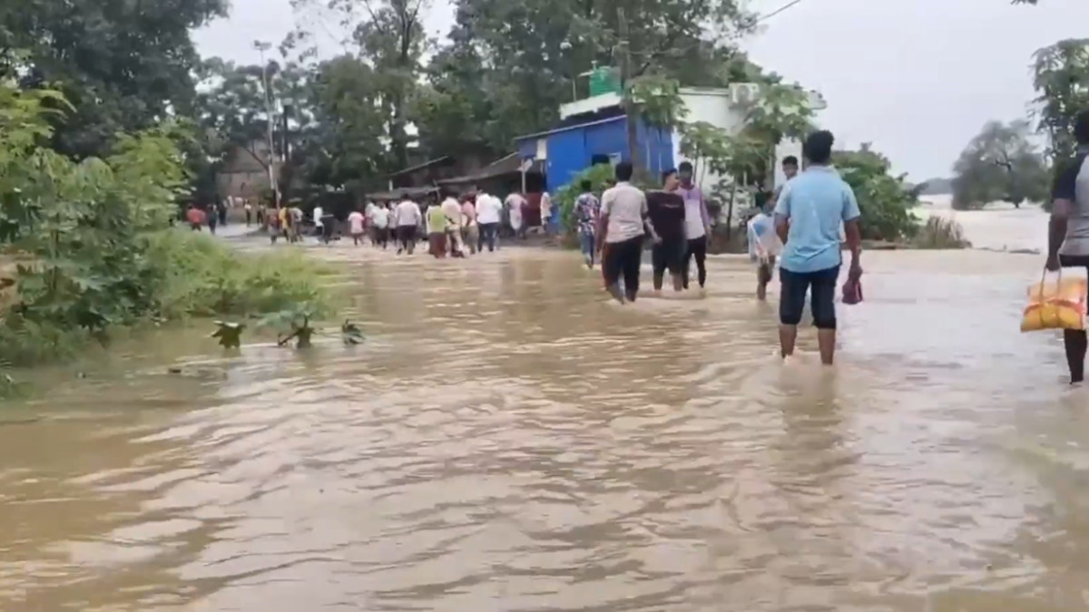 Flood Havoc in West Medinipur: Shilabati River Embankment Breaks, Villages Inundated, Roads Cut Off