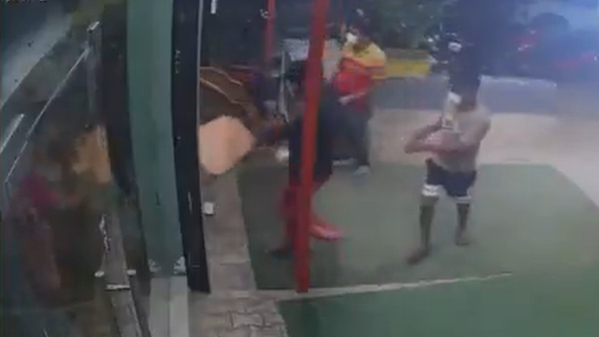 Ghaziabad Restaurant Attacked with Sticks and Rods Over Delayed Food; Video Goes Viral