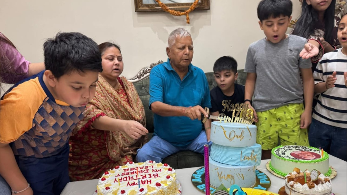 Lalu Prasad Yadav Celebrates 78th Birthday, Cuts Cake with Daughter Misa and Family; RJD Observes 'Sadbhavana Diwas'