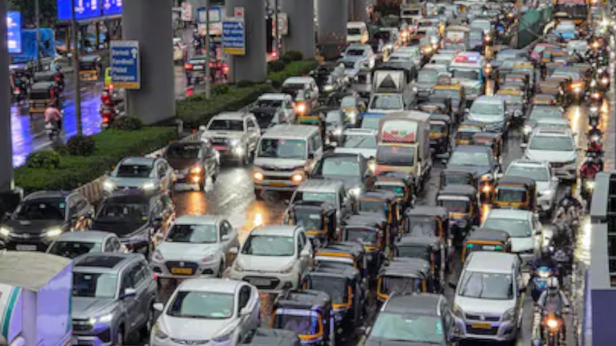 Mumbai Deluged: Heavy Rains Cause Massive Traffic Jam on Western Express Highway, Commuters Face Severe Delays