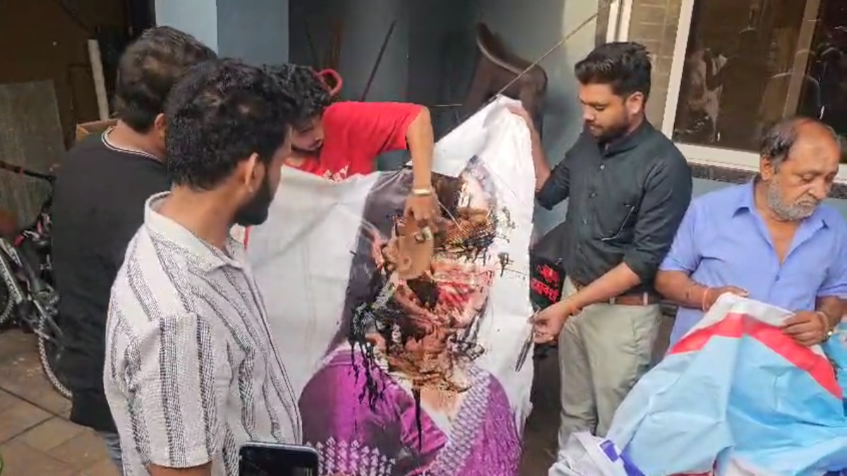 Raja Raghuvanshi Murder: Family and Friends Smear Wife Sonam's Photo with Black Ink, Shower it with Slippers