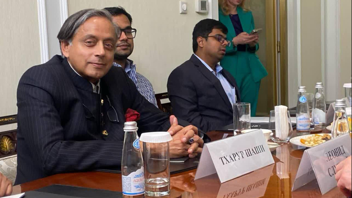 Tharoor Speaks French in Moscow, Calls Pakistan 'Sponsor of Terrorism'