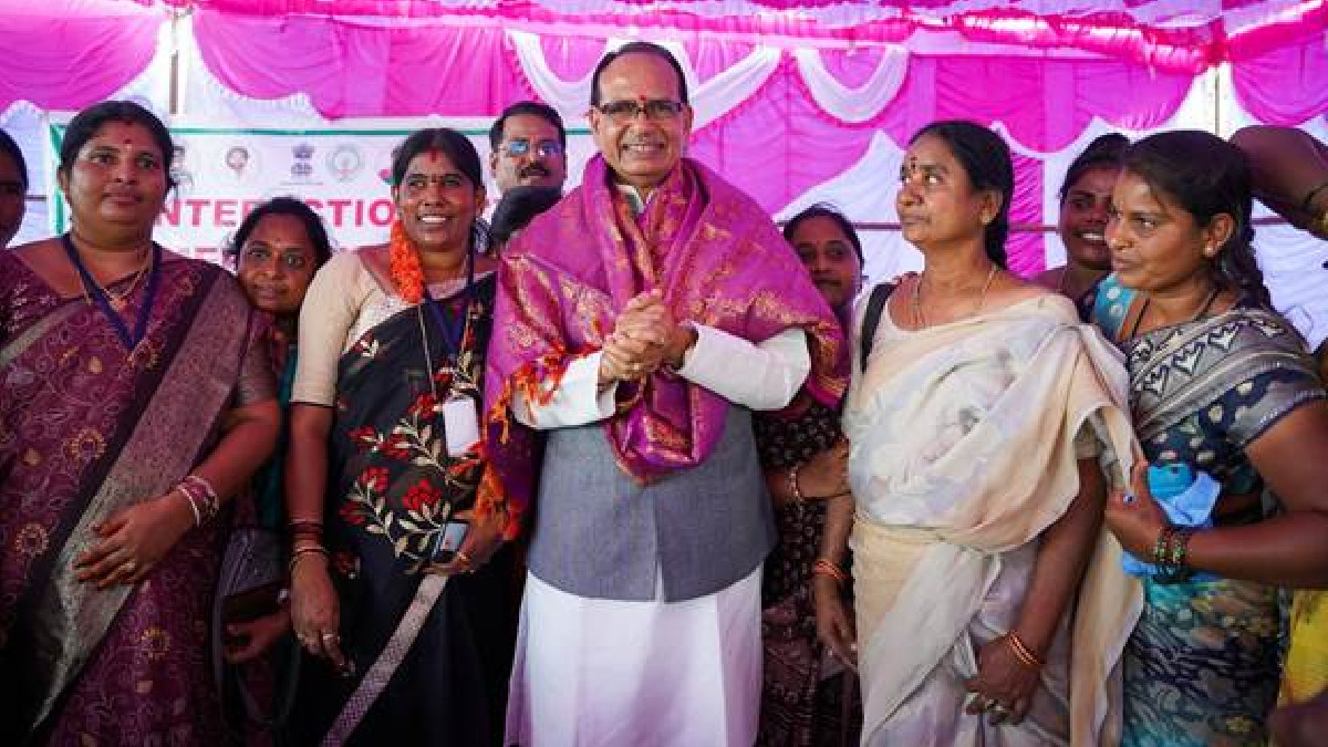 Andhra Pradesh: Union Minister Shivraj Singh Chouhan Engages with Farmers and SHG Women