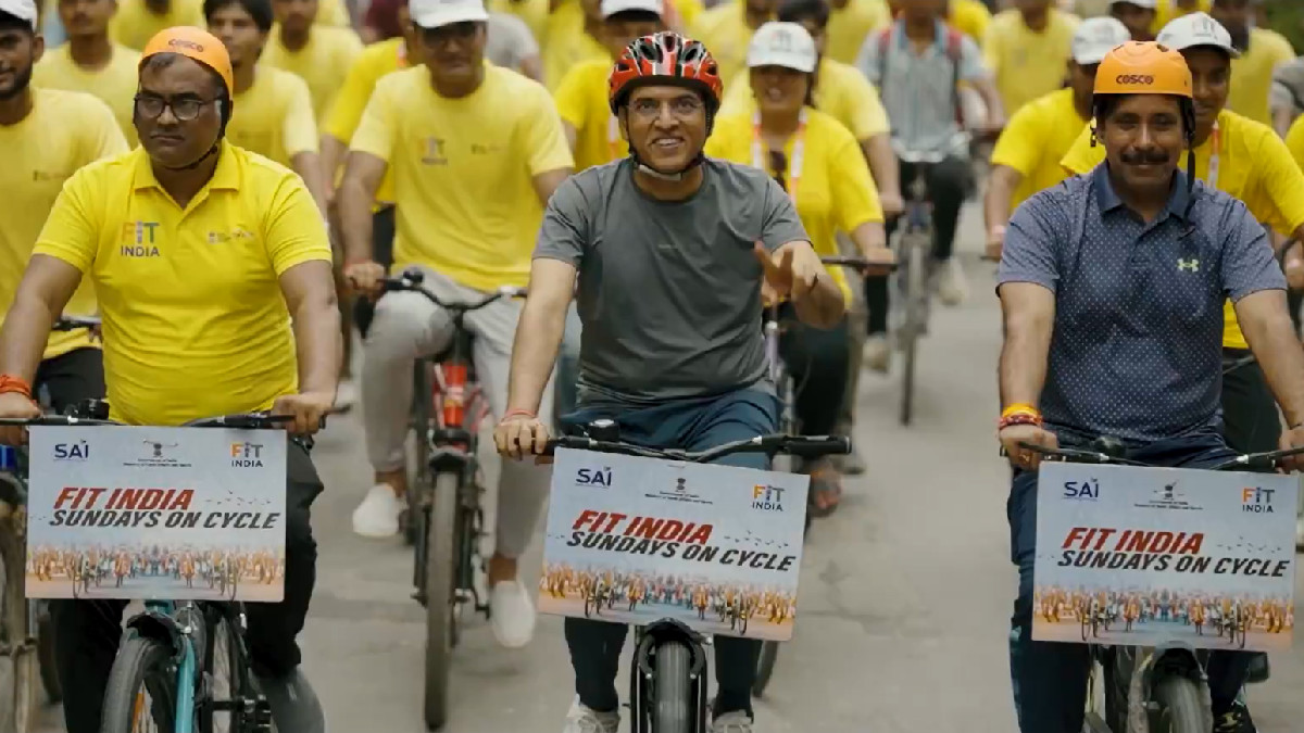 Dr. Mandaviya and 3000 Participants Lead 'Fit India Cycle Rally' in Varanasi