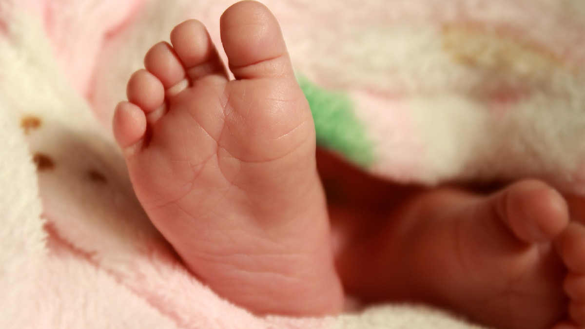 Newborn Dies After Being Thrown From Moving Bus in Mumbai; Parents Arrested