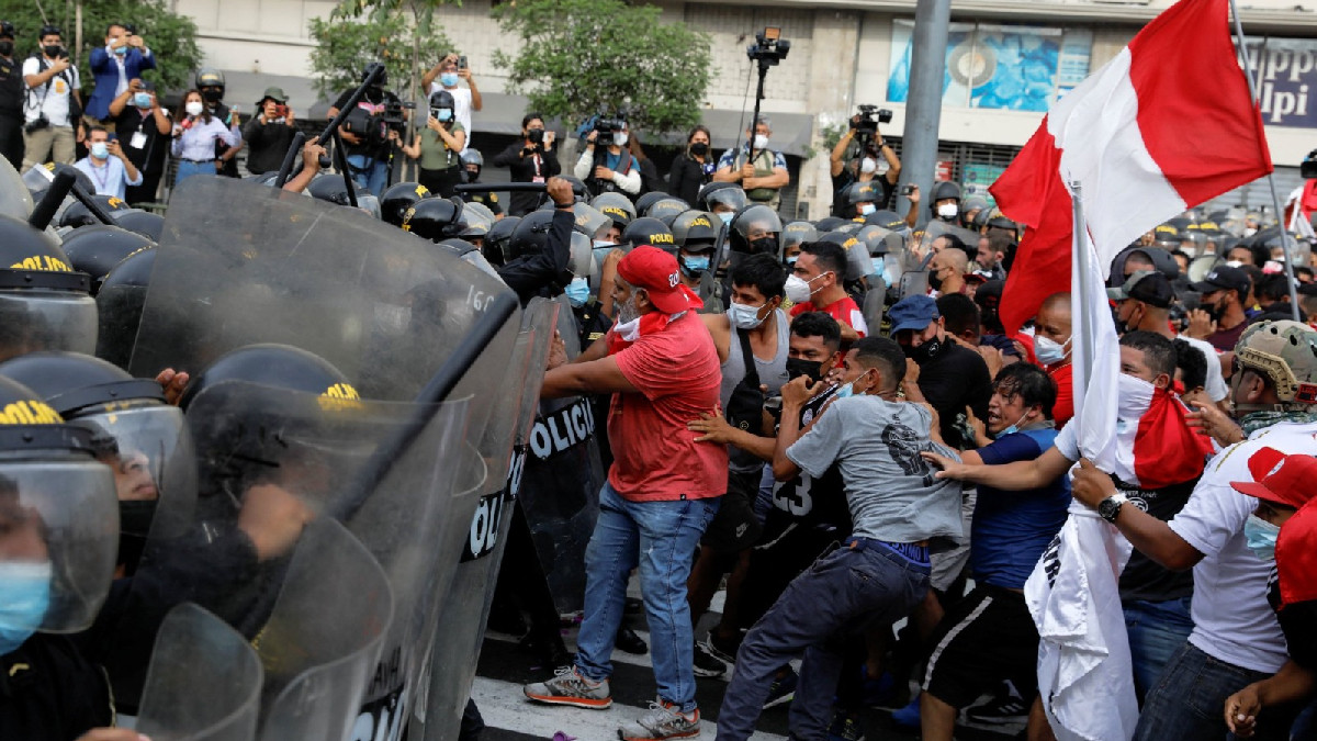 Gen Z Leads Anti-Government Protests in Peru; Clashes and Tear Gas Reported in Lima
