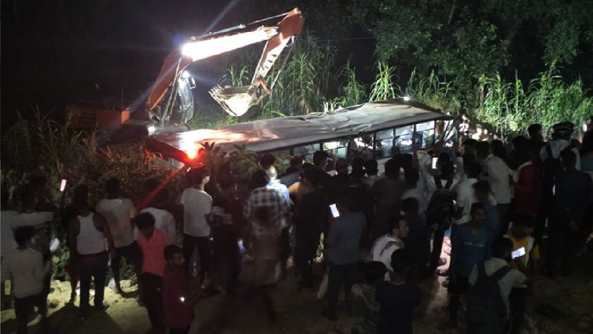 Lucknow Road Accident: 5 Dead, Over 25 Injured as Bus Falls into Ditch