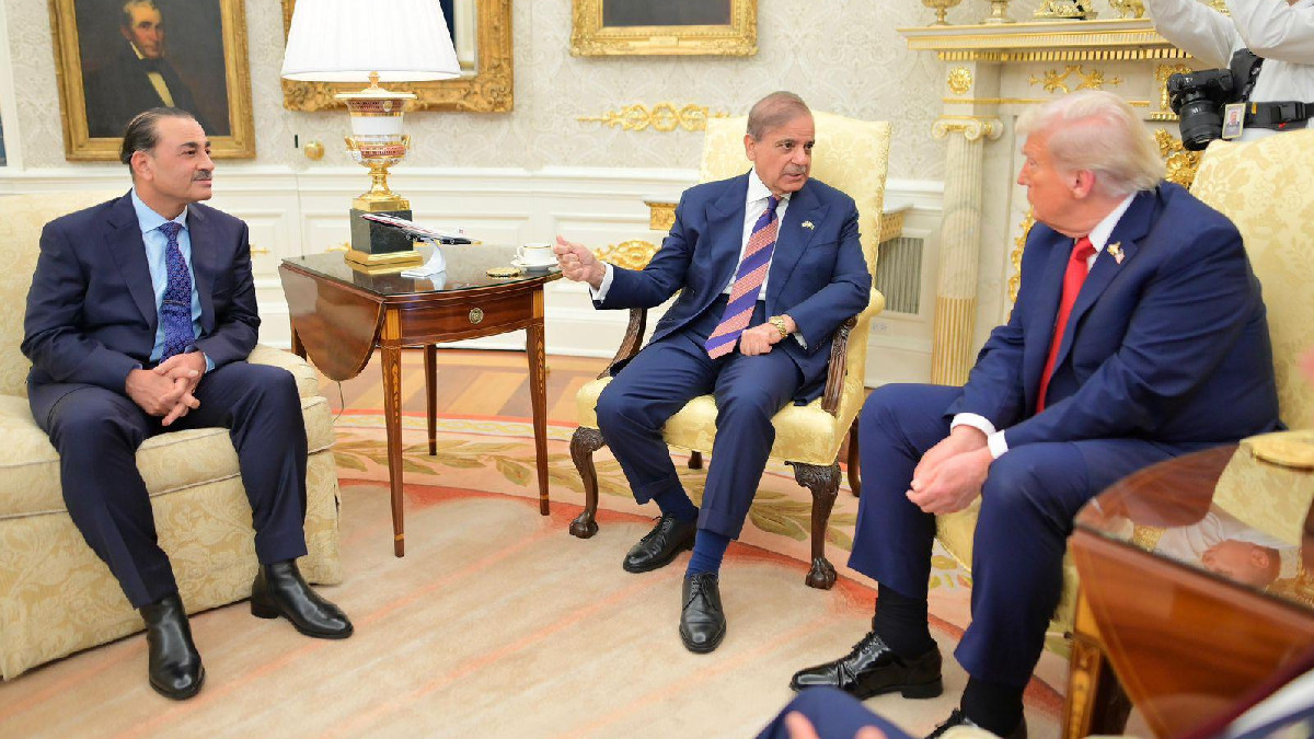 Oval Office Snub? Pakistan PM and Army Chief Endure Extended Wait for Trump