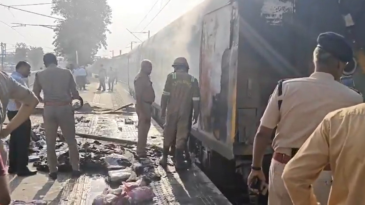 Purnia Express Fire: Luggage Coach Burns, Panic Ensues at Sahibabad Station