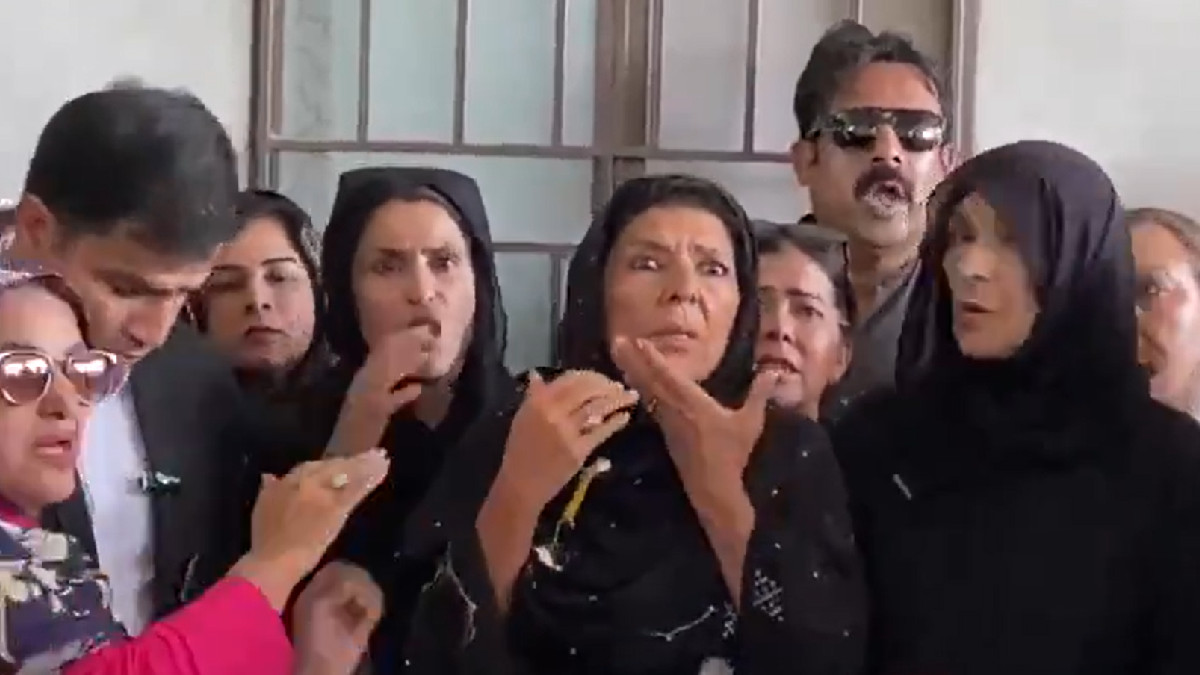 Rawalpindi: Egg Hurled at Imran Khan's Sister Aleema Khan by Women