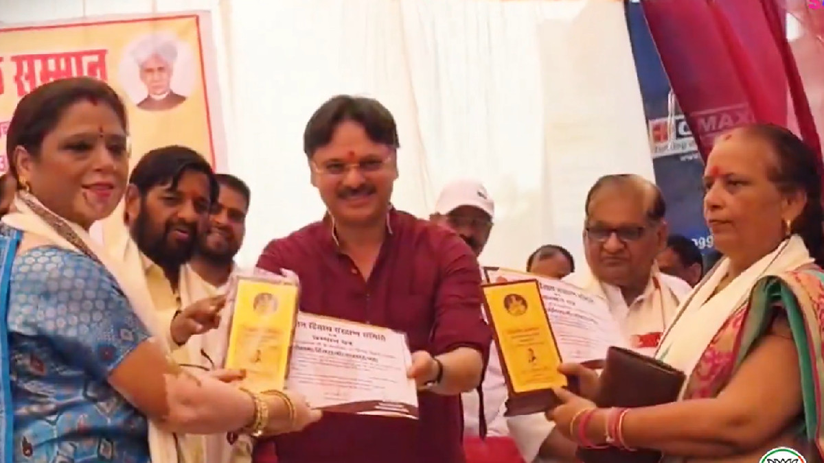MLA Rajeshwar Singh Honors 120 Teachers, Gives Laptops to Meritorious Students