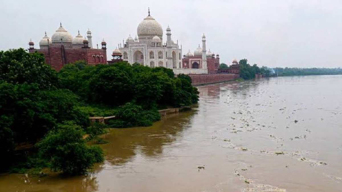 Yamuna River Water Level Rises, Displacing 40 Families; Taj Mahal Area on Alert