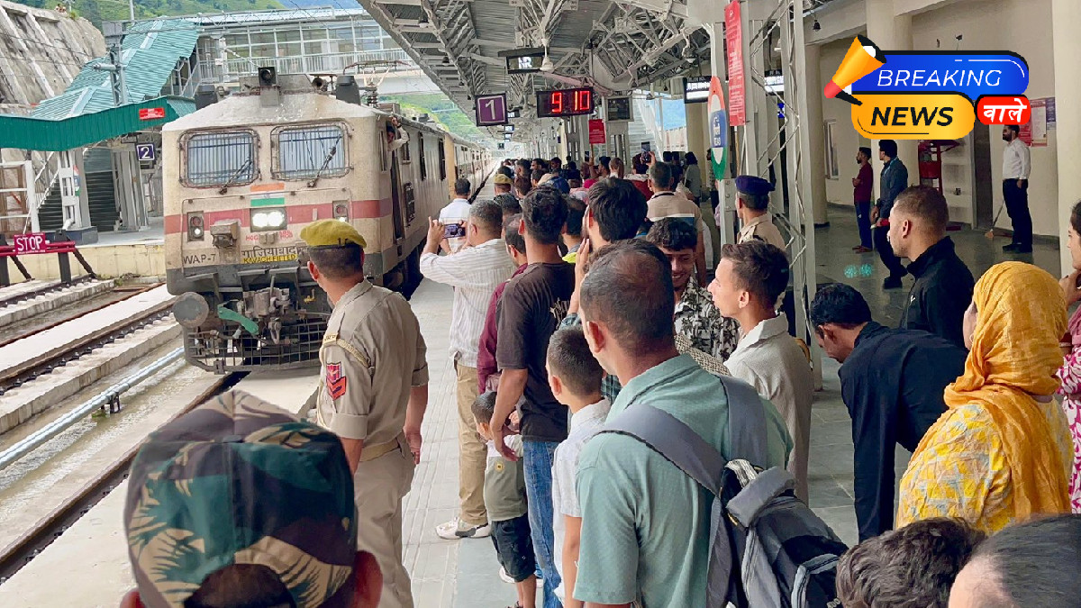 Chhath Festival Rush: Delhi Railway Stations Swamped with Passengers; Railways Runs 28 Special Trains