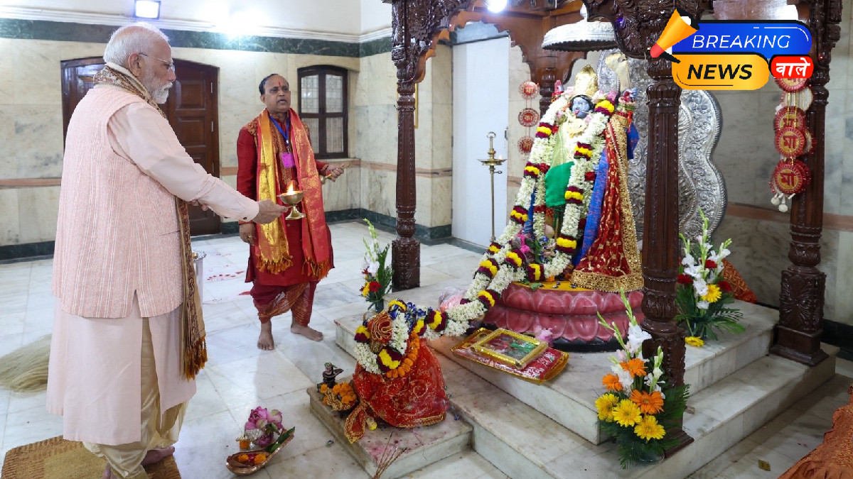 PM Modi Visits CR Park Durga Puja Pandal in Delhi, Offers Prayers at Kali Bari Temple