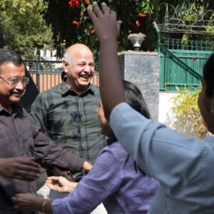 Liquor Policy Case: Kejriwal Gets Emotional as He Reaches Home, Embraces Wife Sunita and Daughter