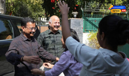 Liquor Policy Case: Kejriwal Gets Emotional as He Reaches Home, Embraces Wife Sunita and Daughter