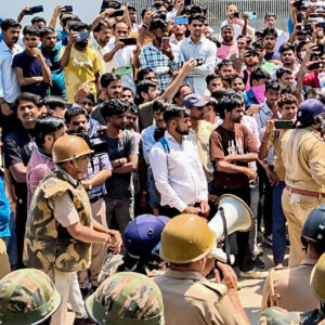 नोएडा में मजदूरों का उग्र प्रदर्शन