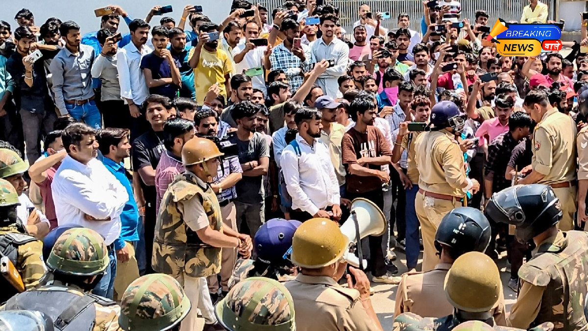 नोएडा में मजदूरों का उग्र प्रदर्शन