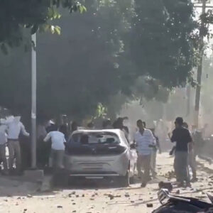 नोएडा में वेतन वृद्धि को लेकर भारी बवाल