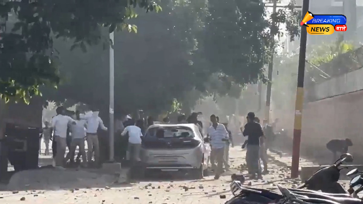 नोएडा में वेतन वृद्धि को लेकर भारी बवाल