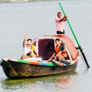 बंगाल चुनाव: हुगली में नाव पर पीएम मोदी का कैमरा मोमेंट, तस्वीरें चर्चा में