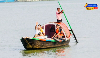 बंगाल चुनाव: हुगली में नाव पर पीएम मोदी का कैमरा मोमेंट, तस्वीरें चर्चा में