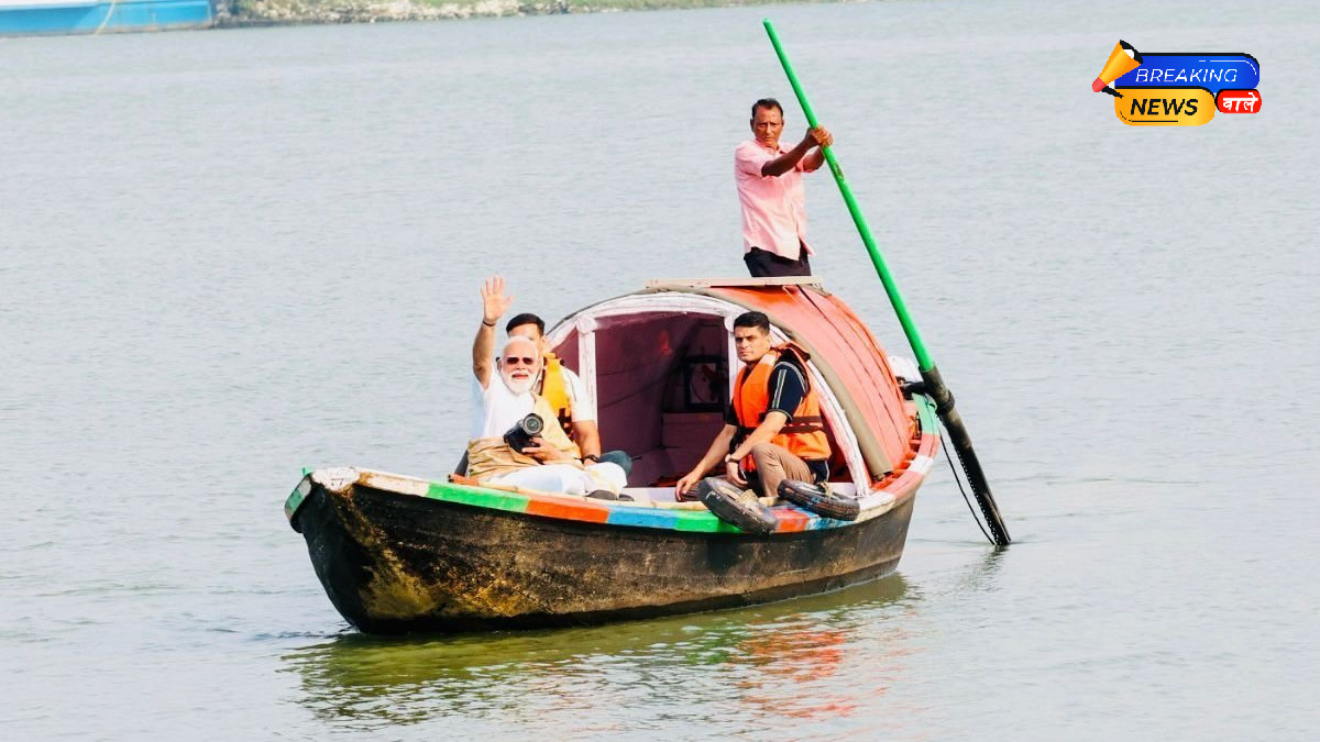 बंगाल चुनाव: हुगली में नाव पर पीएम मोदी का कैमरा मोमेंट, तस्वीरें चर्चा में