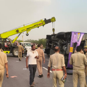 उन्नाव एक्सप्रेस-वे हादसा: दिल्ली से बिहार जा रही बस पलटी, 6 की मौत