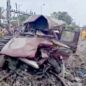 मुर्शिदाबाद ट्रेन हादसा: रेलवे क्रॉसिंग पर स्कूल वैन से टकराई पैसेंजर ट्रेन