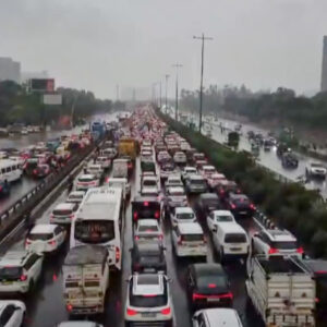 बारिश और कांवड़ यात्रा से दिल्ली-NCR में भारी जाम